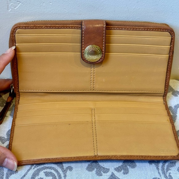 Beautiful Coach Tote Purse WITH Matching Wallet - Picture 11 of 15